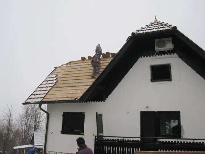 Starejša hiša med prekrivanjem strehe, krovec na strehi