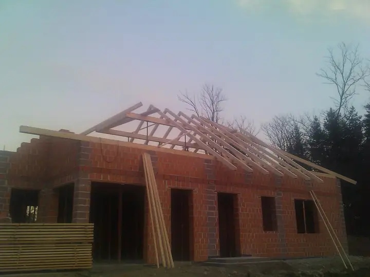 Leseno ostrešje na opečni novogradnji