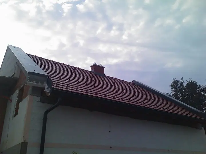 Rdeča kritina s pločevinastimi obrobami in žlebom