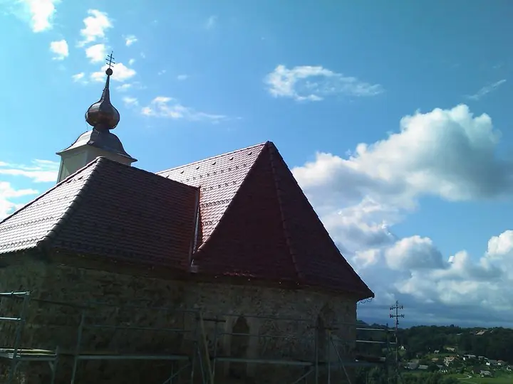 Kapela z zvonikom in novo opečno kritino, okoli nje gradbeni oder