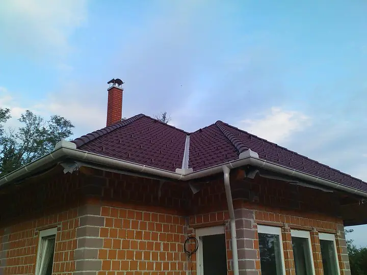 Opečna hiša s štirikapno streho in žlebovi