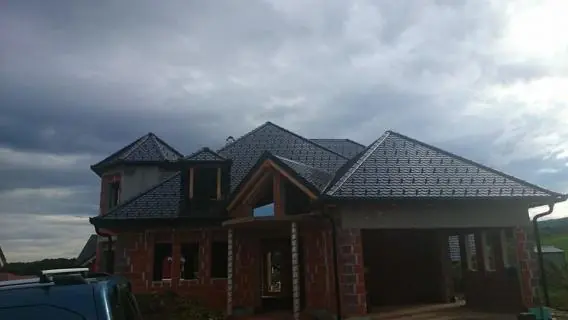 Ista hiša s frčadami, pogled od spredaj