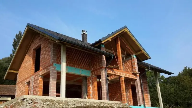 Novogradnja z lesenim čelom ostrešja nad teraso